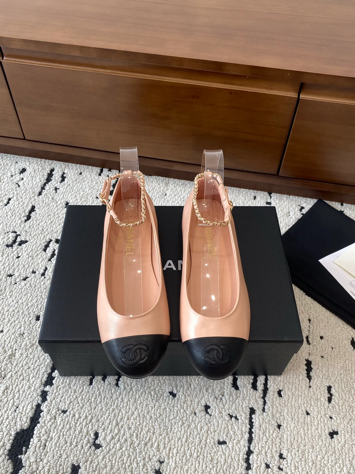 👟👟Ex-factory price 580👟👟 🍀CHANEL2025 new autumn and winter model, Mary Jane leather Chanel Xiaoxiang C home flat classic metal chain shoes Comfortable Mary Jane shoes Catwalk advanced ready-to-wear customization, simple yet sweet and playful Solid color fabric is refreshing and easy to wear Buckle design shoes are more heeling Upper: Customized sheepskin Inner foot pad: sheepskin Sole: Italian leather sole Size: 35-40 (40 customization is non-refundable) 👉 👉 Buy now👉 Buy now👉